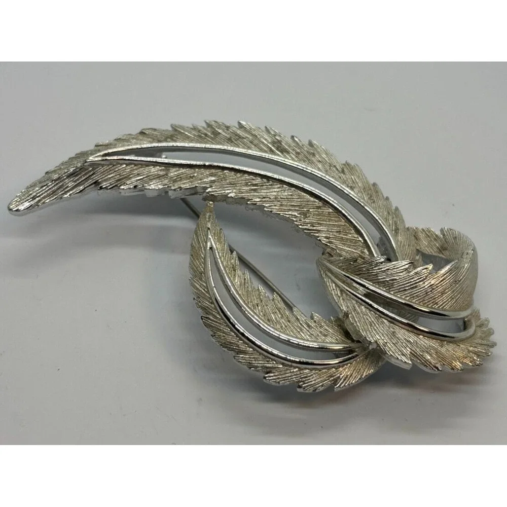 Vintage Brooch Folded Feathers Gold Tone Statement Signed Sarah Coventry - Picture 1 of 6